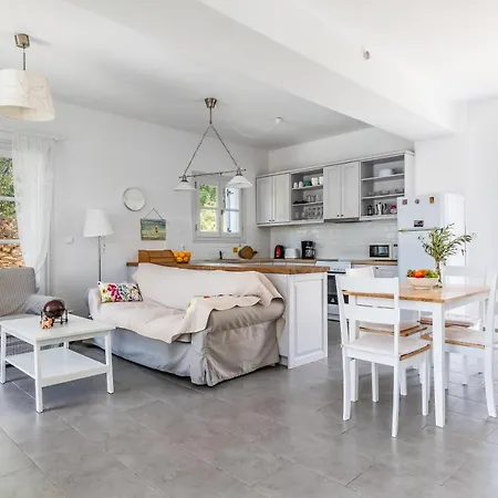 Villa Rodia With Swimming Pool On Island