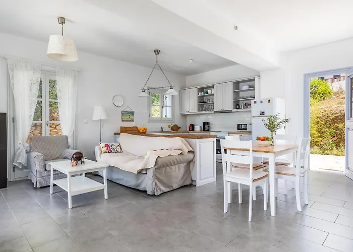 Villa Rodia With Swimming Pool On Island